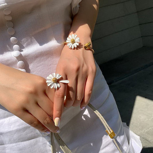 Sweet White Daisy Stud Earrings