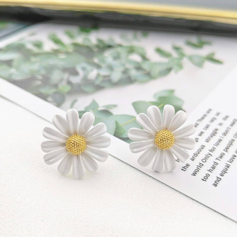 Sweet White Daisy Stud Earrings